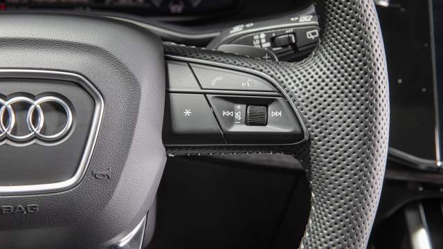 Система голосового управления понимает естественную речь. Например, фразу «Я голоден»