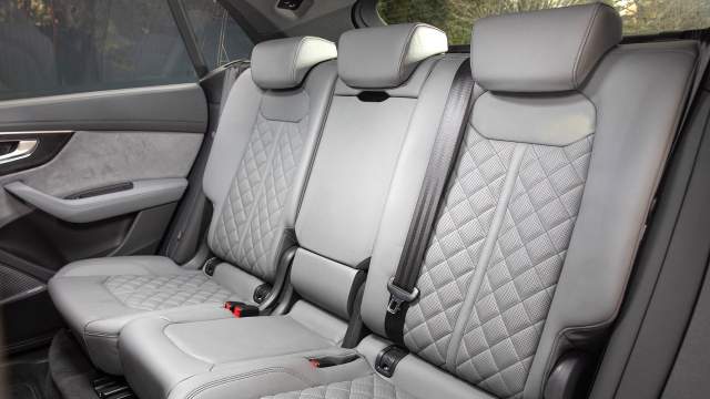 Части дивана можно двигать продольно, а спинки наклонять. В числе опций для заднего ряда есть боковые шторки