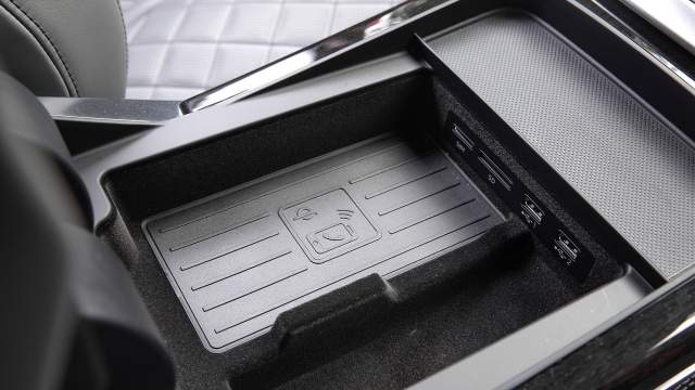 Беспроводную зарядку для смартфона разместили в центральном подлокотнике. Там же слоты для карт и USB-разъемы