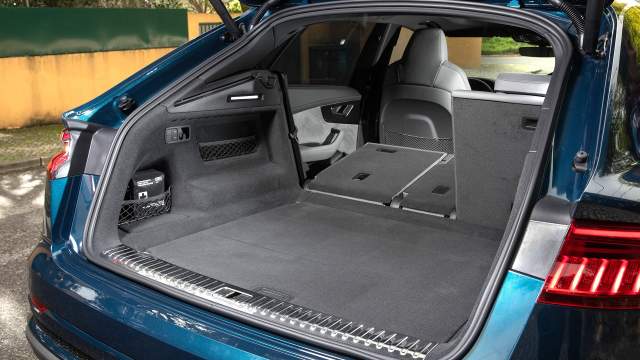 Со сложенными спинками объем багажника вырастает с 605 до 1755 л