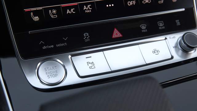 Центральную клавишу «забронировали» под автопилот, который появится в будущем