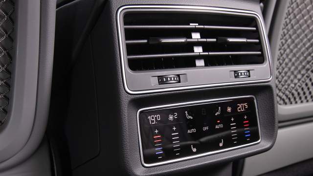 До сенсорного блока управления задним климат-контролем и розеток нужно тянуться