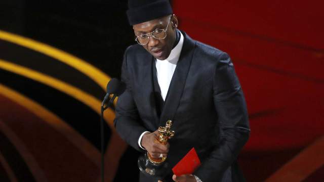 Махершала Али с наградой за Лучшую роль второго плана в фильме «Зелёная книга»