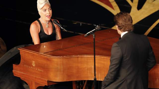 Поскольку нынешняя церемония в Лос-Анджелесе впервые за 30 лет проходила без ведущего, комику Кевину Харту, которого в декабре академия выбрала вести «Оскар», пришлось отвести свою кандидатуру от участия в награждении из-за обвинений в гомофобии, объявление номинантов перемежалось музыкальными номерами. Одним из таких выступлений стало исполнение Леди Гагой и Брэдли Купером оскароносной песни Shallow