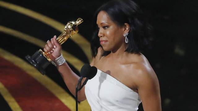 Реджина Кинг стала обладательницей награды в номинации лучшая роль второго плана в фильме «Если Билл-стрит могла бы заговорить»