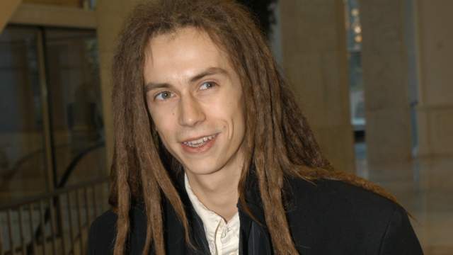 Первая пластинка разошлась миллионным тиражом. В 2001 году музыкант записал новый альбом под названием «Уличный Боец». Он также стал невероятно удачным, принеся Децлу множество музыкальных наград, а также самым скандальным в творческой биографии исполнителя. Песни с этого диска, продюсерами которого выступили известные в хип-хоп среде музыканты Шеff и Лигалайз, впервые затронули интернациональные проблемы и коснулись людей из разных классов и социальных слоев