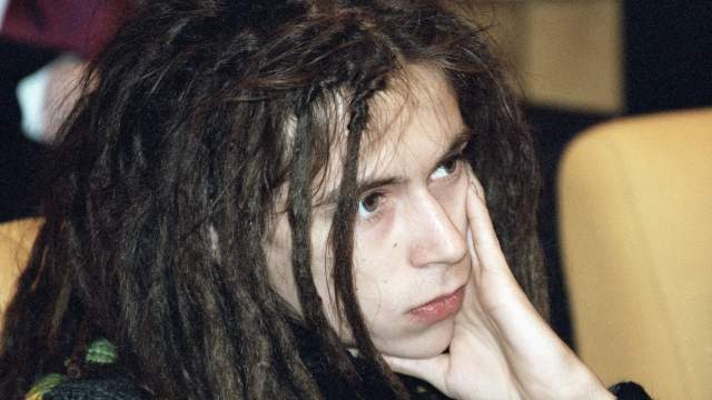 В 1999 году фото Кирилла Толмацкого появилось на обложке популярного в молодежной среде журнала «Птюч», и с этого момента число поклонников рэпера стало расти в геометрической прогрессии. Молодые люди разделились на два лагеря: тех, кому Децл нравился, и тех, кто его ненавидел, но равнодушных — не было