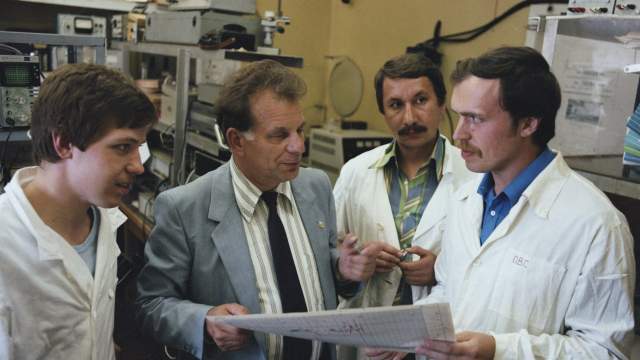Академик Жорес Иванович Алферов в лаборатории