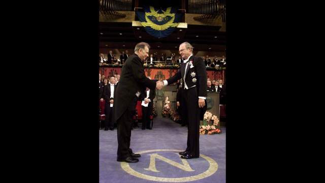 Жорес Алферов на церемонии вручения Нобелевской премии, декабрь 2000 года