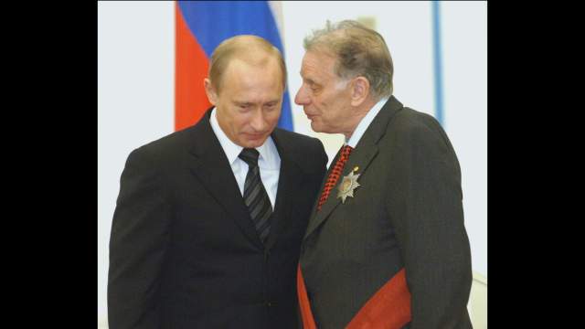 Президент РФ Владимир Путин (слева) во время вручения ордена «За заслуги перед Отечеством» I степени академику Жоресу Алферову