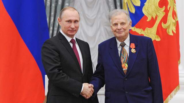 Президент России Владимир Путин (слева) и вице-президент Российской академии наук, ректор Санкт-Петербургского национального исследовательского Академического университета Жорес Алферов во время церемонии вручения государственных наград в Екатерининском зале Кремля