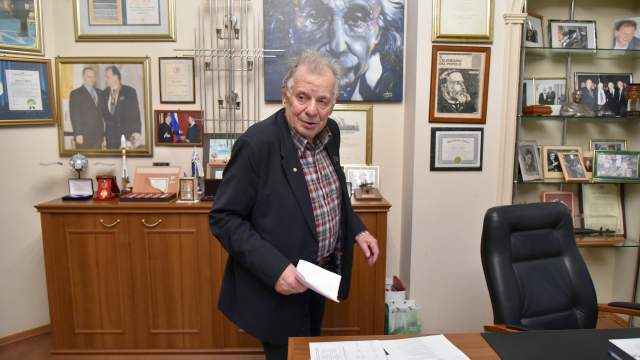 Член комитета Госдумы РФ по науке и наукоемким технологиям Жорес Алферов в своем рабочем кабинете