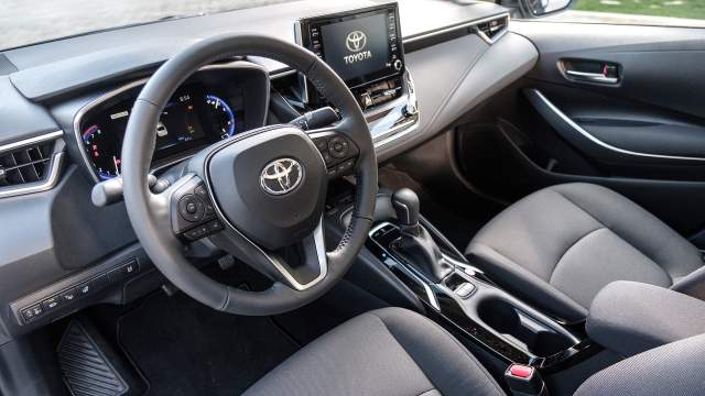 Качество материалов выросло. Салон может быть не только черным, но и двухцветным с деталями бежевого цвета