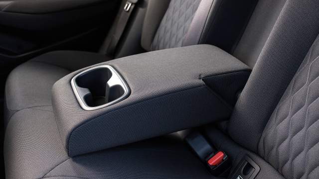 Для удобства пассажиров откидной подлокотник удлинили