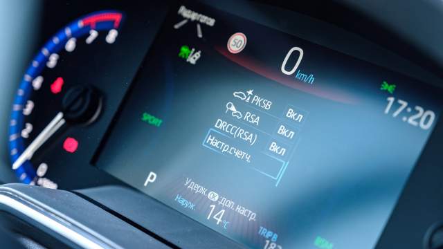 На центральный дисплей можно вывести различную информацию