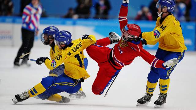 Владислав Кузнецов (в центре), и игроки сборной Швеции в финальном матче по хоккею с мячом между мужскими командами России и Швеции