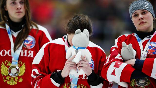 Игроки сборной России, завоевавшие серебряные медали, на церемонии награждения после финального матча по хоккею с мячом среди женщин против сборной Швеции