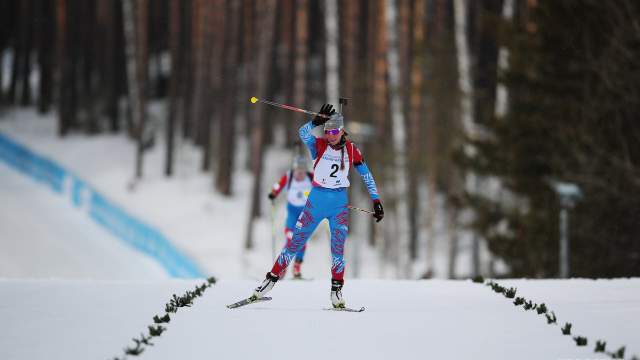 Российская спортсменка Екатерина Мошкова, завоевавшая золотую медаль, на финише гонки преследования на соревнованиях по биатлону среди женщин