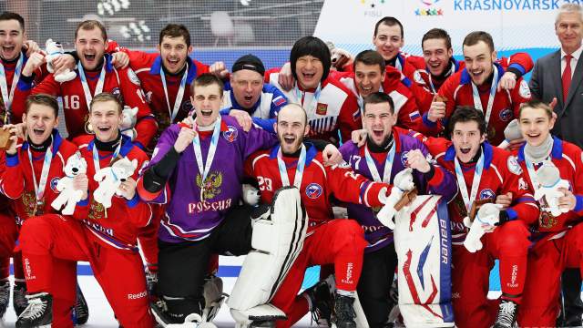 Команда сборной России после победы в финальном матче по хоккею с мячом между мужскими командами России и Швеции