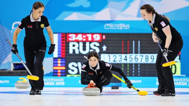 Спортсменки российской сборной на соревнованиях среди женщин по керлингу