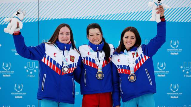Призеры масс-старта на 15 км свободным стилем в соревнованиях по лыжным гонкам среди женщин на XIX Всемирной зимней Универсиаде-2019 в Красноярске (слева направо): Екатерина Смирнова (Россия) - серебряная медаль, Алиса Жамбалова (Россия) - золотая медаль, Яна Кирпиченко (Россия) - бронзовая медаль