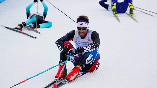 Спортсмены на финише гонки преследования у мужчин на 10 километров