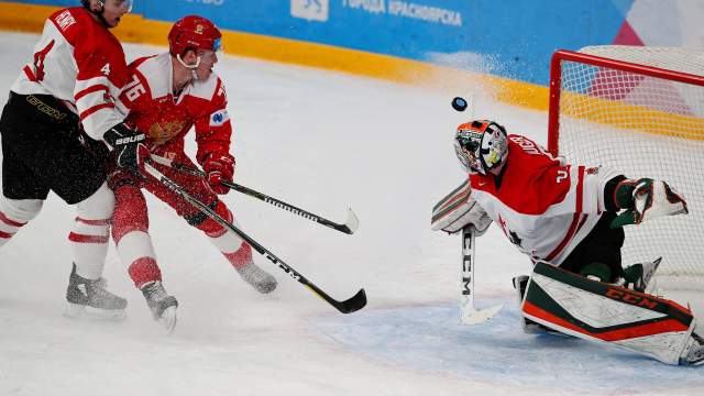Игроки в полуфинальном матче по хоккею между мужскими командами России и Канады
