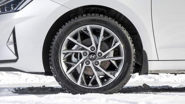 Диски диаметром 17 дюймов выглядят эффектно и не ухудшают плавность хода. Но придется раскошелиться на максимальную комплектацию и пакет Style