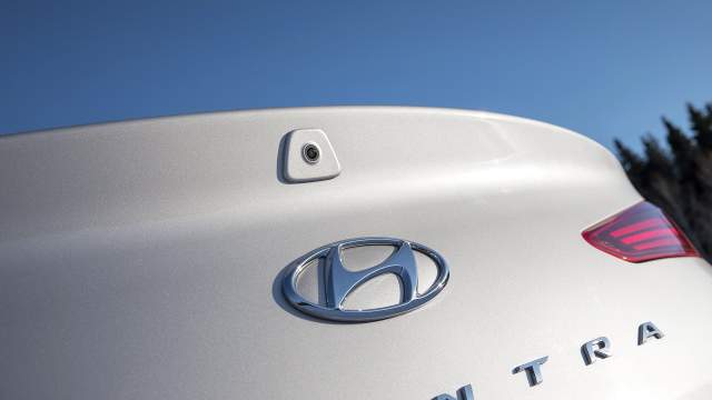 Кнопка открывания багажника спрятана в логотипе