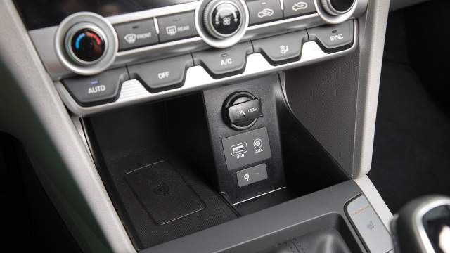 Беспроводная зарядка для смартфона доступна в максимально комплектации