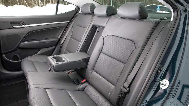 На заднем ряду просторно, есть дополнительные воздуховоды и подогрев сидений