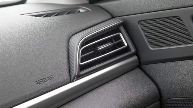 Декор под углепластик выглядит спорно