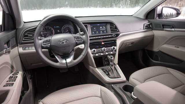 Салон, помимо черного, может быть серым или бежевым