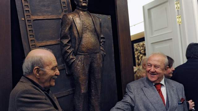 Президент Российской академии художеств, народный художник РФ Зураб Церетели и кинорежиссер Георгий Данелия (справа налево) во время презентации новых работ З. Церетели цикла "Мои современники"