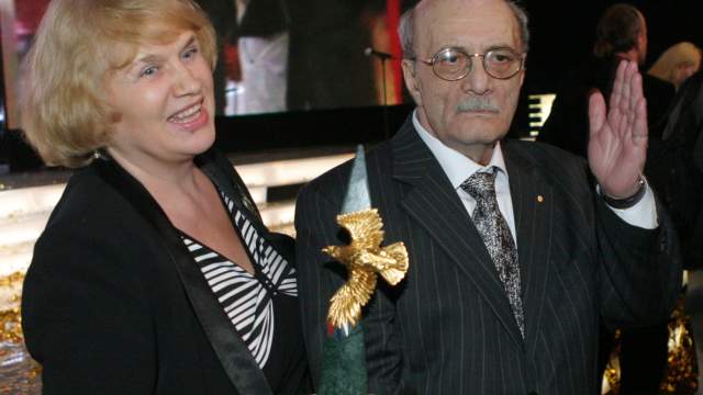 Кинорежиссер Георгий Данелия, удостоенный премии Национальной академии кинематографических искусств и наук России "Золотой орел" 2005 года, и его супруга Галина Данелия