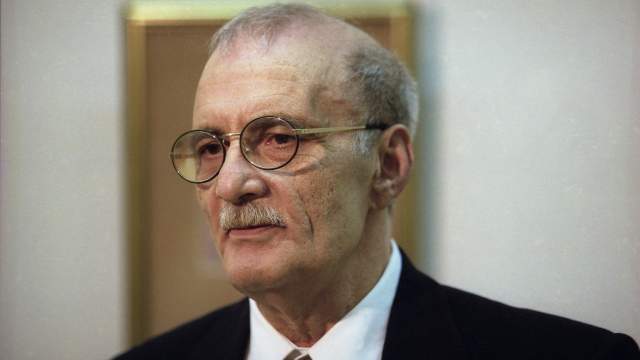 Умер Георгий Данелия. Замечательный режиссер и сценарист, сделавший очень много для отечественного кино ушел на 89-м году жизни. «Известия» вспоминают, каким был автор «Кин-дза-дза!», «Осеннего марафона», «Афони» и «Я шагаю по Москве»