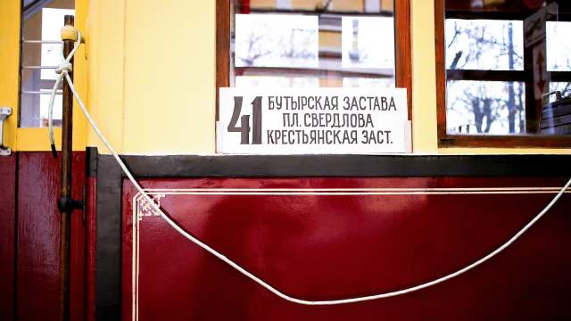 Как трамвай ставят на рельсы. Смотреть фото Как трамвай ставят на рельсы. Смотреть картинку Как трамвай ставят на рельсы. Картинка про Как трамвай ставят на рельсы. Фото Как трамвай ставят на рельсы