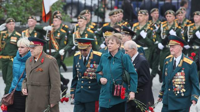 Церемония возложения цветов к Могиле Неизвестного солдата в Александровском саду