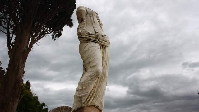 Разрушенная статуя в Карфагене 