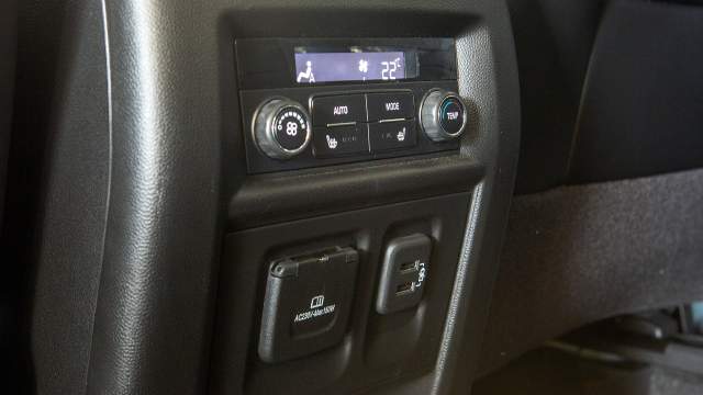 В распоряжении пассажиров второго ряда свой блок климат-контроля и два варианта розеток