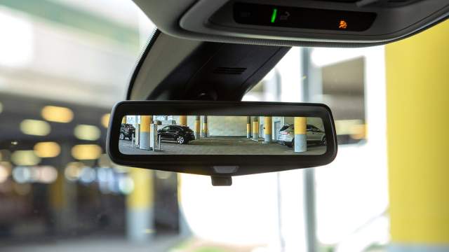 На зеркало можно вывести картинку с задней камеры