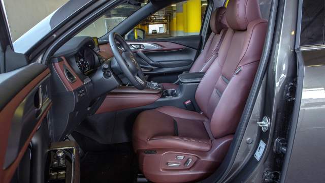 Передние кресла снабжены памятью настроек и хорошо фиксируют тело