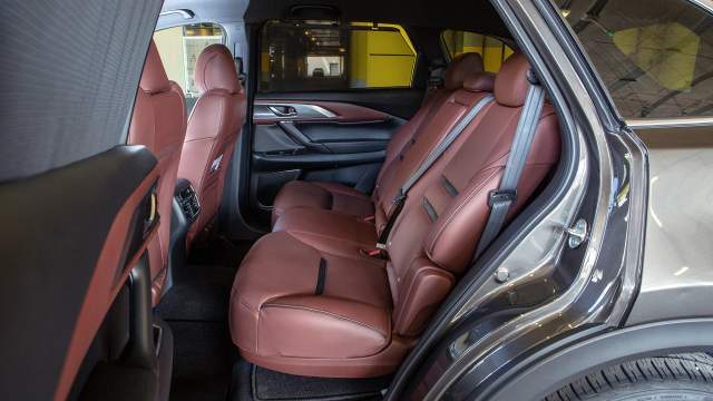 Задний диван установлен высоко