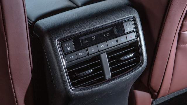 В распоряжении задних пассажиров свой блок климат-контроля