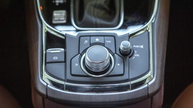 Мультимедийной системой можно управлять как с помощью тачскрина, так и посредством физических ручек и клавиш