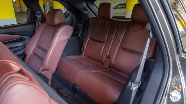 Взрослым на заднем ряду CX-9 будет тесно