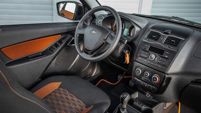 Весь интерьер собран из жесткого пластика, но детали подогнаны хорошо и в салоне отсутствуют скрипы