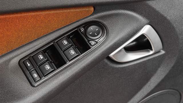 Granta не предлагается с мультимедийной системой, но на месте калиновского «телевизора» появился удобный отсек, крышкой которого можно зафиксировать смартфон или планшет с навигацией