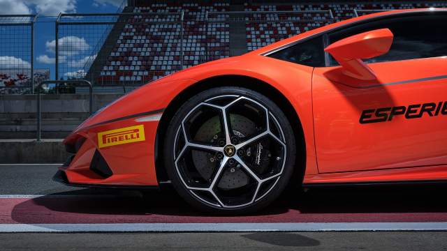 Huracan Evo умеет поднимать нос для въезда на пандусы