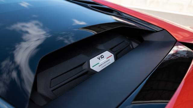 Двигатель накрыт стеклянной крышей